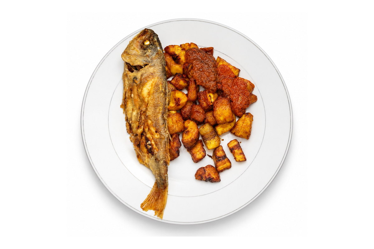 Alloco ivoirien servi avec poisson