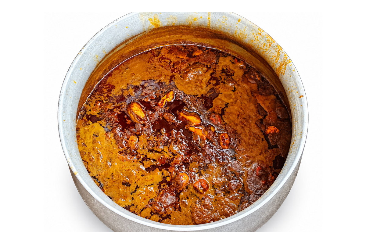 Sauce graine ivoirienne, mijotée et servie avec du foutou