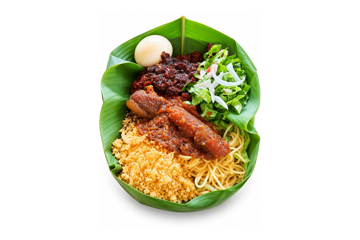 Waakye ghanéen servi avec accompagnements